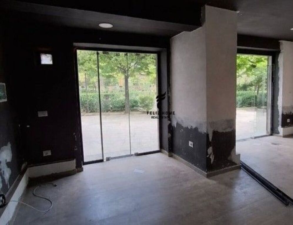 VENDESI COMMERCIALE IN VENDITA 80 M2 MUHAMET GJOLLESHA 750.000 EURO FH-67123