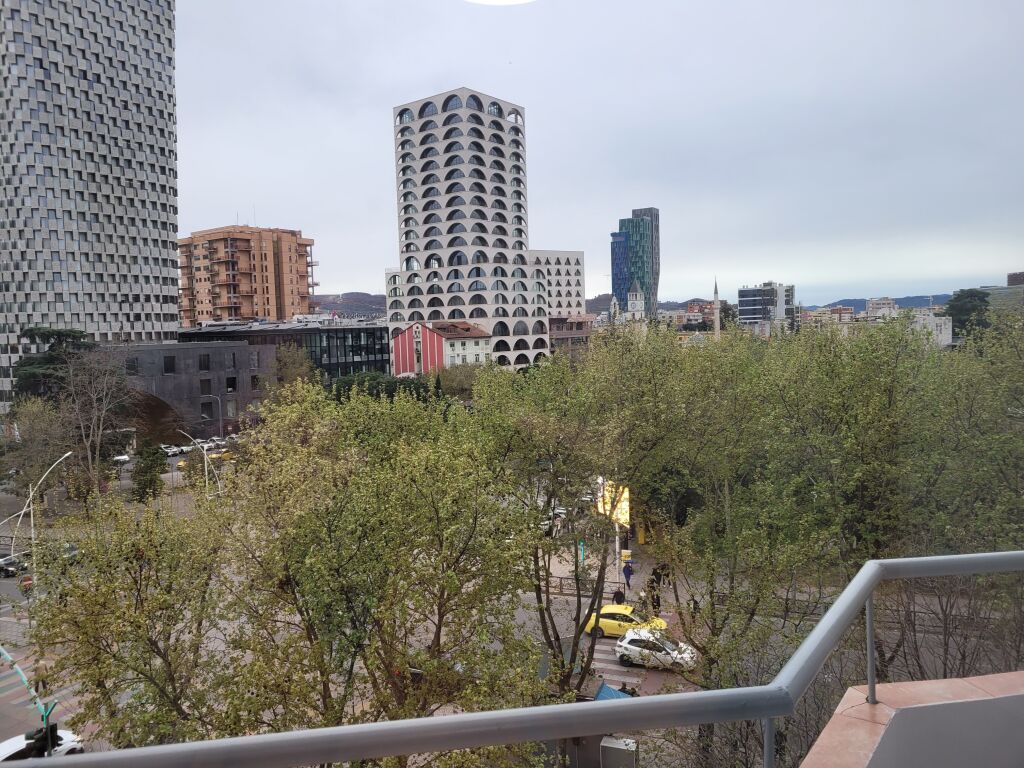 APPARTAMENTO /UFFICIO o residenza 3 più 1 più 3 in Piazza Skenderbej