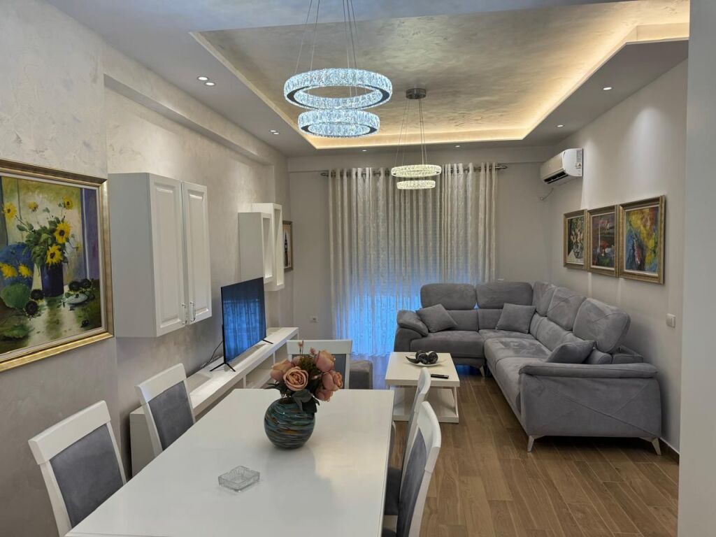 Affittasi: Moderno Appartamento 2+1 @ Residenza Golden Park 📍 Posizione: Di fronte all'Ospedale Americano 3 (Via Bedri Karapici) 💰 Prezzo: 60.000 Lek/mese