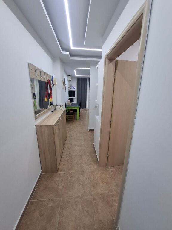 Jepet me Qera Apartament 1+1 Tek Shkembi i kavajes