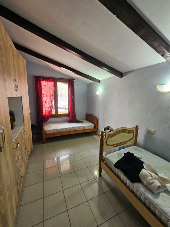 SHITET APARTAMENT 3+1 PRANE KAZAZIT NE DURRES