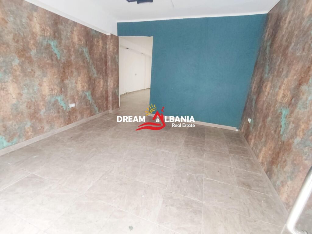 Affittasi negozio nella zona di Blloku vicino alla Scuola Petro Nini Luarasi – super opportunità di business! ( ID 42711159 )