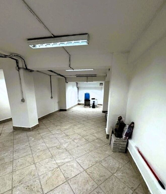 AFFITTO MAGAZZINO ALL'INCROCIO DEL COMUNE DI PARIGI.