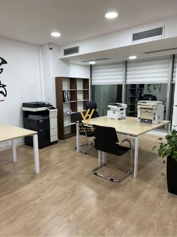 JEPET ZYRE 139 M2 ME QERA TE RRUGA E ELBASANIT 3.800 EURO