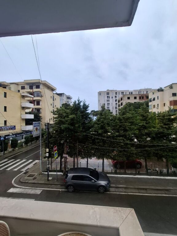 Jepet me Qera Apartament 1+1 Tek Shkembi i kavajes