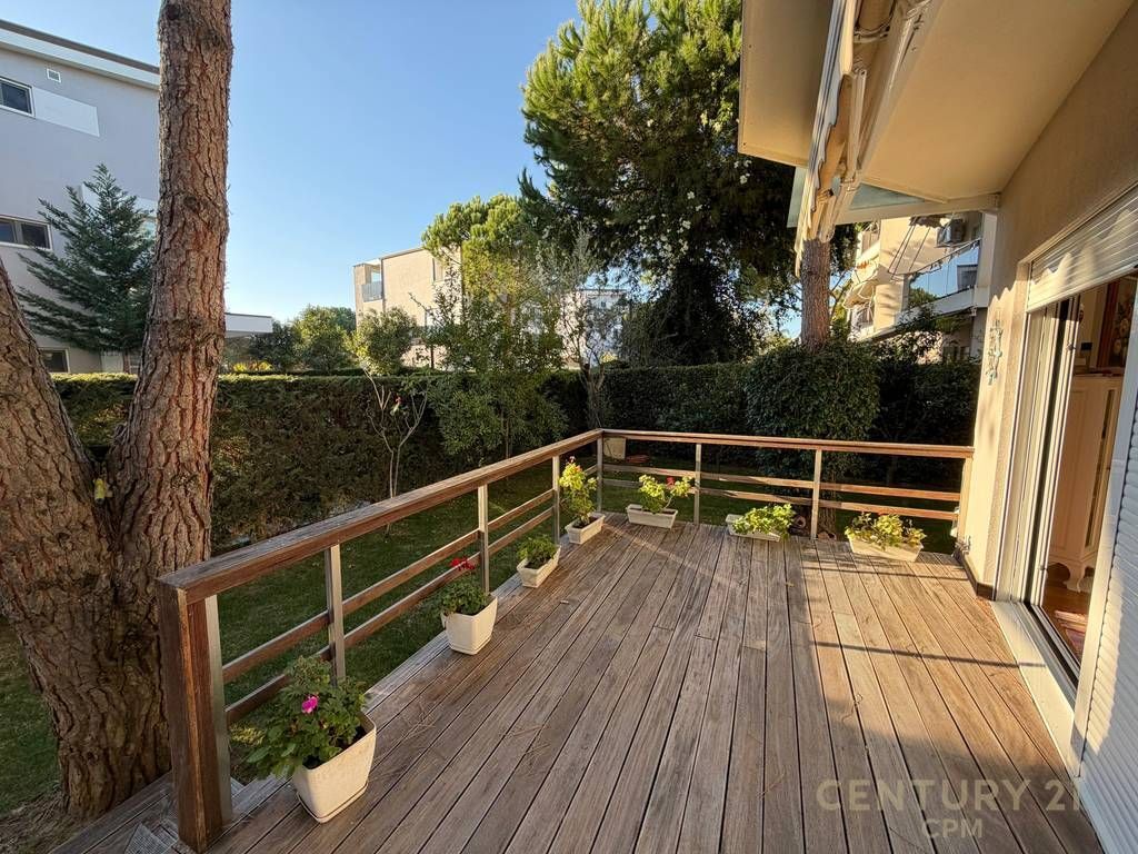 Apartament 2+1 me oborr për shitje në Gjirin e Lalezit!