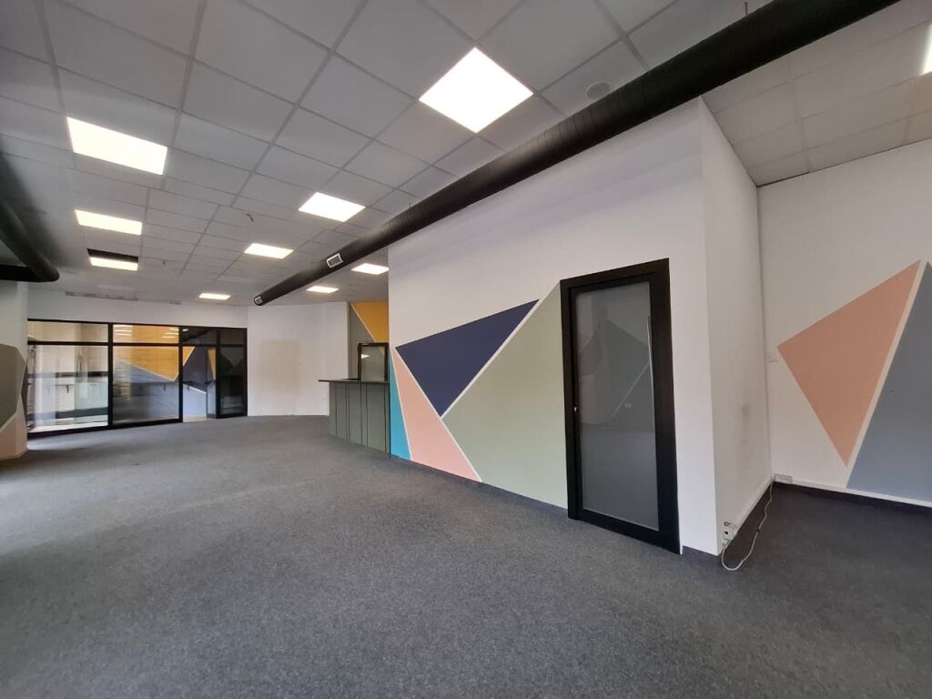 Affittasi Ufficio Premium – Complesso Arlis / Farmacia 10 📍 Posizione: Vista sulla strada principale (Vicino a QSUT e Facoltà di Medicina) 💰 Prezzo: 2.200 Euro/mese