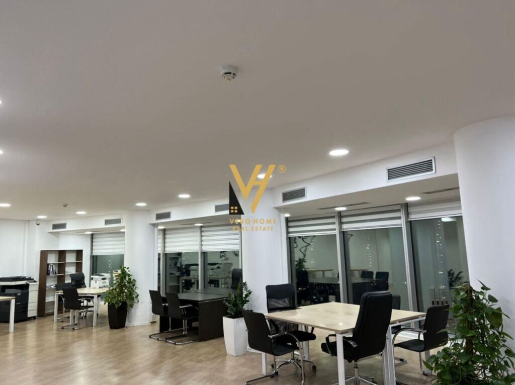 JEPET ZYRE 139 M2 ME QERA TE RRUGA E ELBASANIT 3.800 EURO