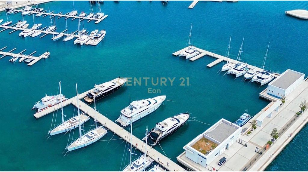 Vilë individuale , e pozicionuar në Zonën 2, me një sipërfaqe totale ndërtimi prej 370.8 m².  Organizimi i brendshëm përfshin:  135 m² kati -1 (kati nëntokë/teknik), i shoqëruar me një atrium prej 27.1 m² 135 m² kati 0 (kati i parë i banimit) 100.8 m² kati i dytë i banimit  Prona plotësohet nga një verandë prej 42.2 m², një oborr i gjelbëruar prej 201.7 m² dhe një parcelë totale prej 363 m².  Kjo vilë ofron një kombinim perfekt të hapësirave funksionale dhe komoditetit modern, e konceptuar për një stil jetese ekskluziv dhe privat.  Porto Lalzi, i vendosur përgjatë brigjeve të Adriatikut dhe i përkëdhelur nga dielli mesdhetar gjatë gjithë vitit, përfaqëson një koncept ekskluziv të jetesës moderne mes detit dhe natyrës. I rrethuar nga pisha madhështore dhe me pamje të hapur drejt detit, ky destinacion ofron privatësi absolute dhe një atmosferë qetësie të rafinuar.  Rezidencat premium, të kombinuara me shërbime elitare si butikë, kafene dhe restorante të zgjedhura, krijojnë një stil jetese të sofistikuar. I ndërtuar mbi parimet e qëndrueshmërisë, me infrastrukturë bashkëkohore dhe hapësira të gjelbra, Porto Lalzi garanton një mikroklimë ideale dhe një eksperiencë jetese të pakrahasueshme.  Me një sipërfaqe prej 228,280 m², projekti përfshin 135 vila dhe 730 apartamente, të konceptuara për privatësi maksimale dhe rehati absolute.