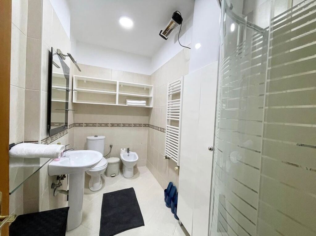 Apartament 3+1+Parking per qira tek Komuna e Parisit.