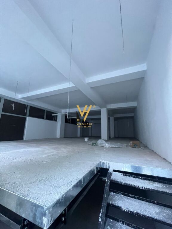 JEPET AMBIENT BIZNESI 240 M2 ME QIRA TE STACIONI I TRENIT 1.500 EURO