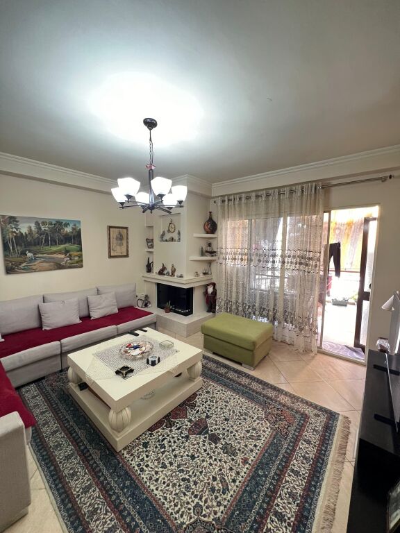 Apartament 2+1+2 ne shitje, Libri Universitar.