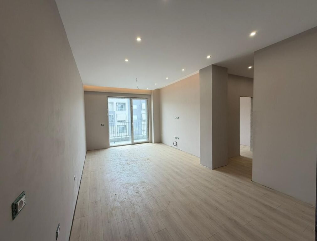 Appartamento 2+1 in affitto presso Komuna e Parisit.