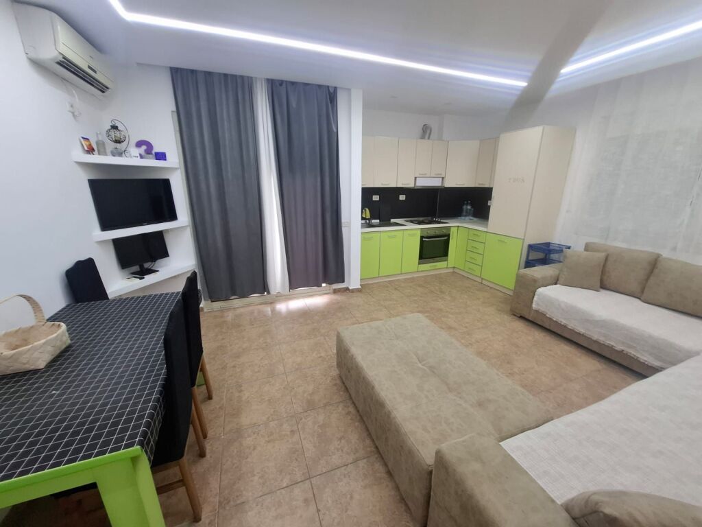 Jepet me Qera Apartament 1+1 Tek Shkembi i kavajes
