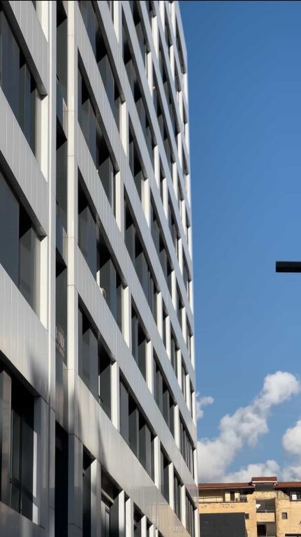 🏡 Appartamento 3+1 in vendita con 2 posti auto a Square 21