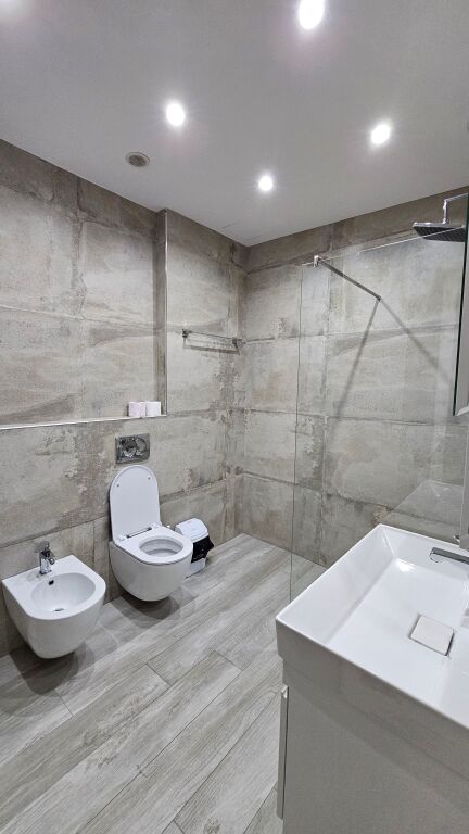 Apartament 2+1 me qira – Rruga e Barrikadave