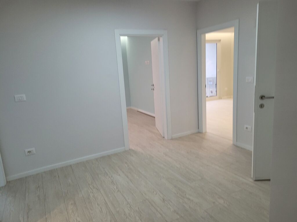 APPARTAMENTO /UFFICIO o residenza 3 più 1 più 3 in Piazza Skenderbej
