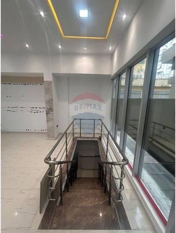 🏪 DYQAN PËR SHITJE – SHESHI ISA BOLETINI, VLORË