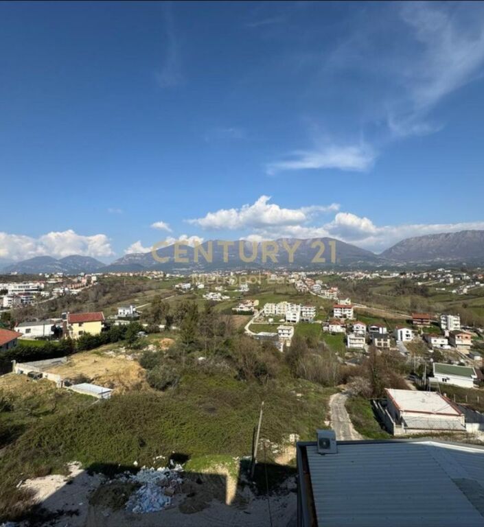Locale commerciale in affitto situato al primo piano di un edificio commerciale di 3 piani, adatto a un'ampia gamma di attività commerciali.  La proprietà offre una superficie interna di 250 m² open space, oltre a una veranda di 50 m² con vista panoramica, ideale per attività che richiedono spazio aggiuntivo o un'area relax per clienti e personale. Il locale dispone inoltre di due bagni ed è dotato di un moderno sistema di condizionamento, con un investimento di circa 20.000 Euro effettuato per garantire il massimo comfort durante tutto l'anno.  Grazie allo spazio, all'organizzazione e alla posizione in un edificio commerciale, questo locale è molto adatto per uffici, cliniche, centri di formazione, studi professionali, call center o altre attività di servizio.  Nel prezzo sono inclusi anche 2 posti auto.  Prezzo di affitto: 2.500 Euro / mese.  Per qualsiasi altra informazione o per una visita alla proprietà contattatemi