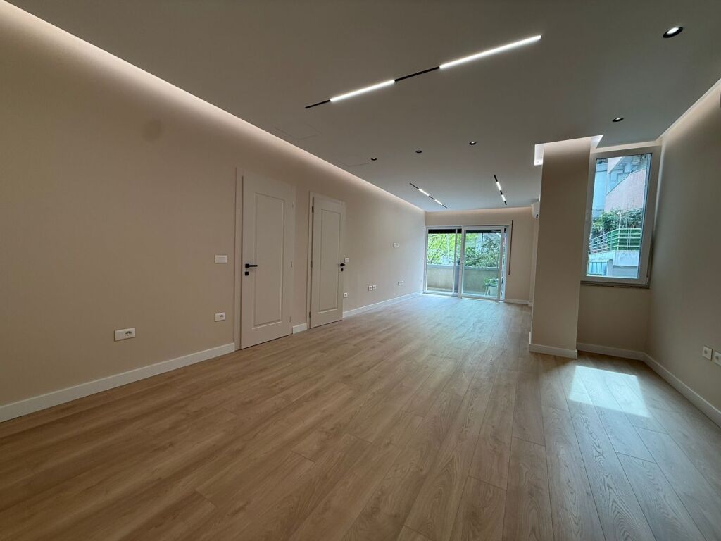 Locale Ufficio in Affitto in Zona Elite – Di Fronte a Coin, Tirana