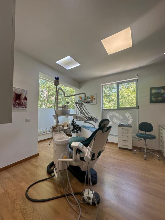 KLINIKE DENTARE ME QIRA_PERBALLE DELIJORGJIT_BULEVARDI BAJRAM CURRI