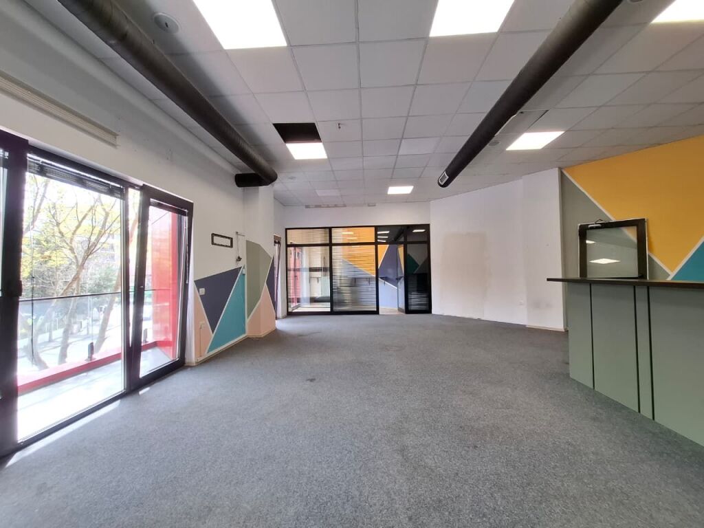 Affittasi Ufficio Premium – Complesso Arlis / Farmacia 10 📍 Posizione: Vista sulla strada principale (Vicino a QSUT e Facoltà di Medicina) 💰 Prezzo: 2.200 Euro/mese