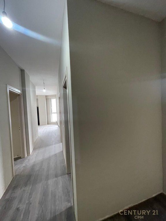 Shitet apartament 3+1+2 tek Komuna e Parisit (Bega 07