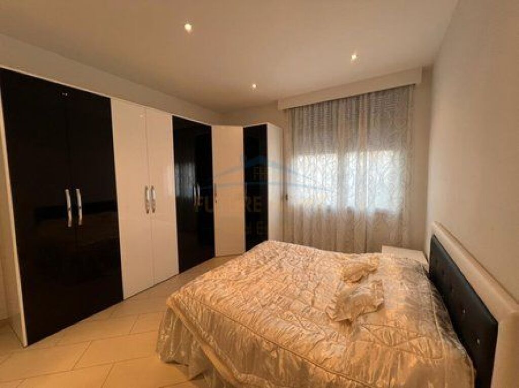 Shitet apartament 2+1 Rruga e Dibres Tirane