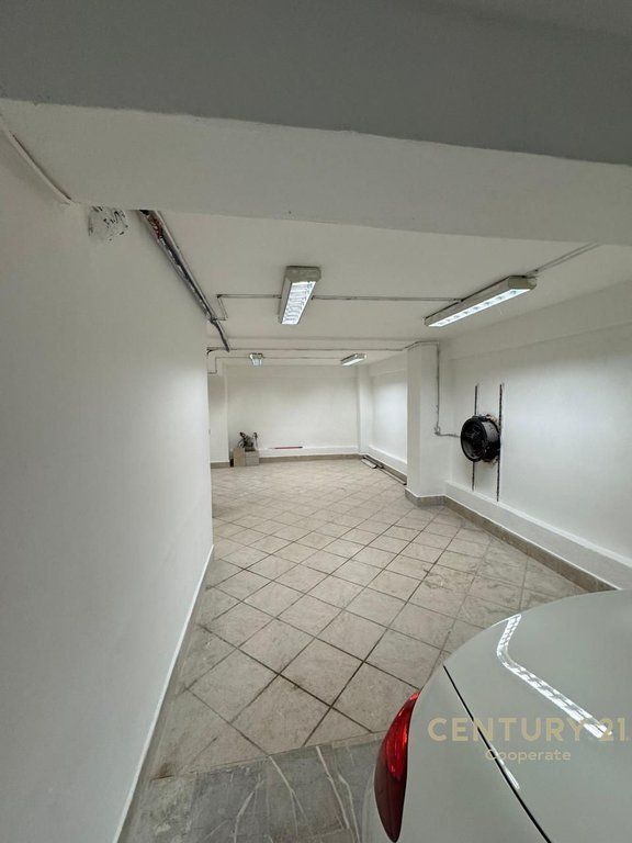 AFFITTO MAGAZZINO ALL'INCROCIO DEL COMUNE DI PARIGI.