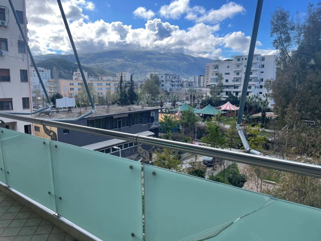 🏡 APARTAMENT 3+1 ME QIRA – PRANË PARKUT AULONA, VLORË