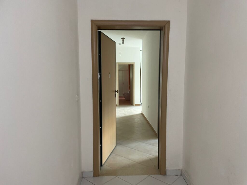 🏡 APARTAMENT 3+1 ME QIRA – PRANË PARKUT AULONA, VLORË