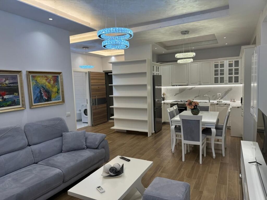 Affittasi: Moderno Appartamento 2+1 @ Residenza Golden Park 📍 Posizione: Di fronte all'Ospedale Americano 3 (Via Bedri Karapici) 💰 Prezzo: 60.000 Lek/mese