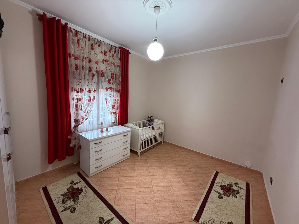 📣 AFFITTO Appartamento 2+1 con Parcheggio 📍 Vicino a Casa Italia ✨   🏠 Parte di Villa 🪜 Piano 1  🛋️ Arredato con Condizioni Moderne   💶 Prezzo 50.000 Leke al Mese