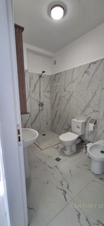 Jepet me qira apartament 3+1 në Durrës – pranë Lulishtes së Stacionit të Trenit