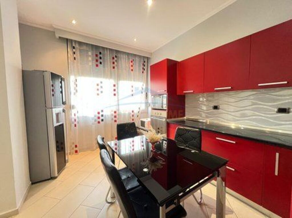 Shitet apartament 2+1 Rruga e Dibres Tirane