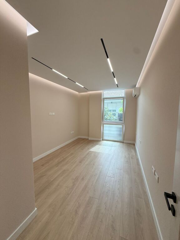 Locale Ufficio in Affitto in Zona Elite – Di Fronte a Coin, Tirana