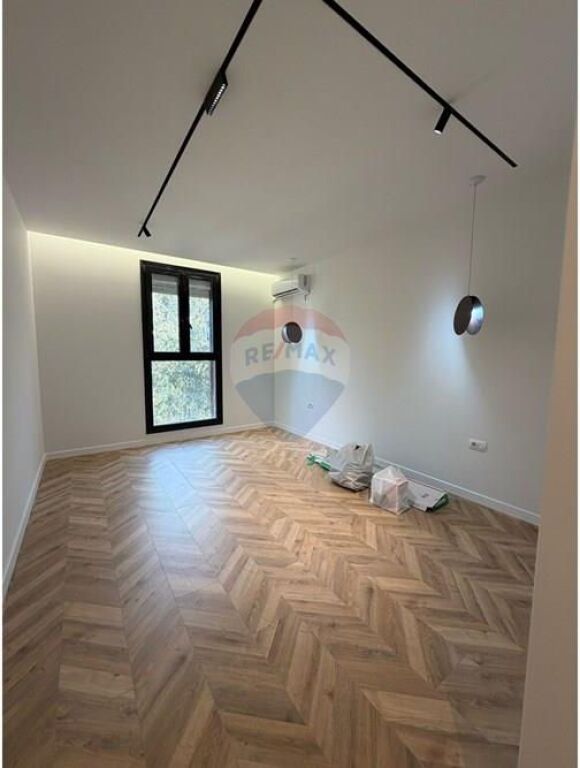 Shitet Apartament 2+1+2 pranë rrethit të Shkozës