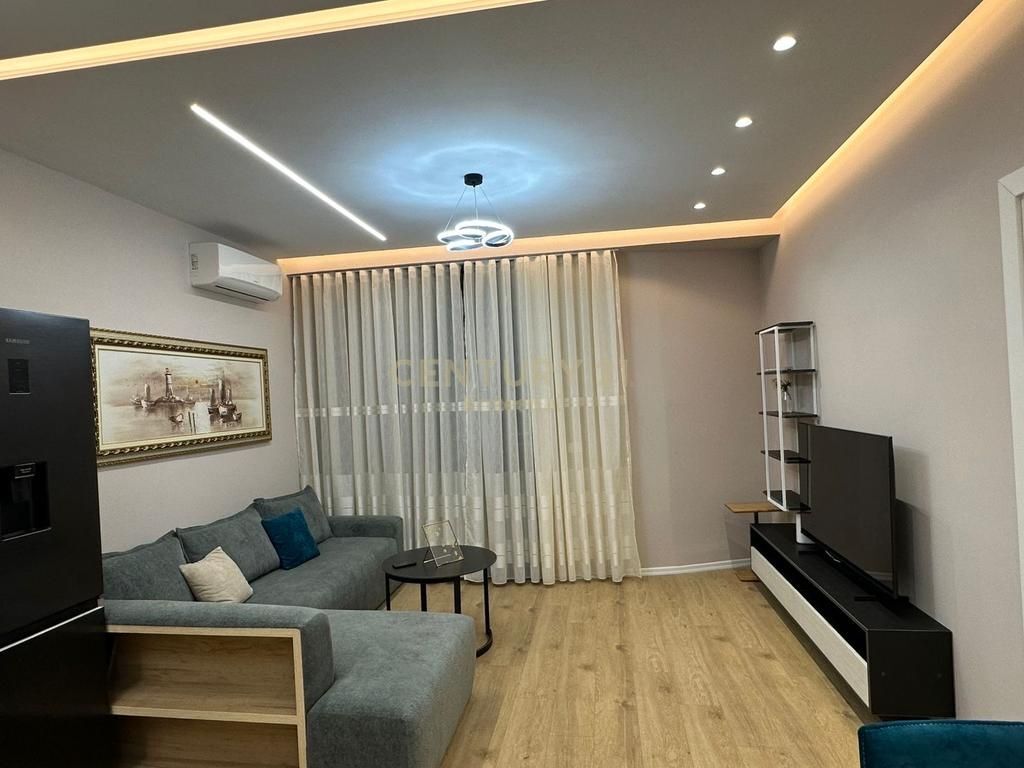 Appartamento moderno e completamente arredato, situato in una delle residenze più richieste nella zona di Mine Peza. L'ambiente offre un'organizzazione funzionale con soggiorno e cucina in comune, camera da letto confortevole, bagno e balcone. Investito con uno stile contemporaneo e materiali di qualità, l'appartamento garantisce il massimo comfort per vivere. La residenza offre alti standard di costruzione, ascensore, parcheggio sotterraneo e accesso immediato a servizi come mercati, caffè e ristoranti. La posizione strategica, molto vicino al centro di Tirana, lo rende ideale per abitare.