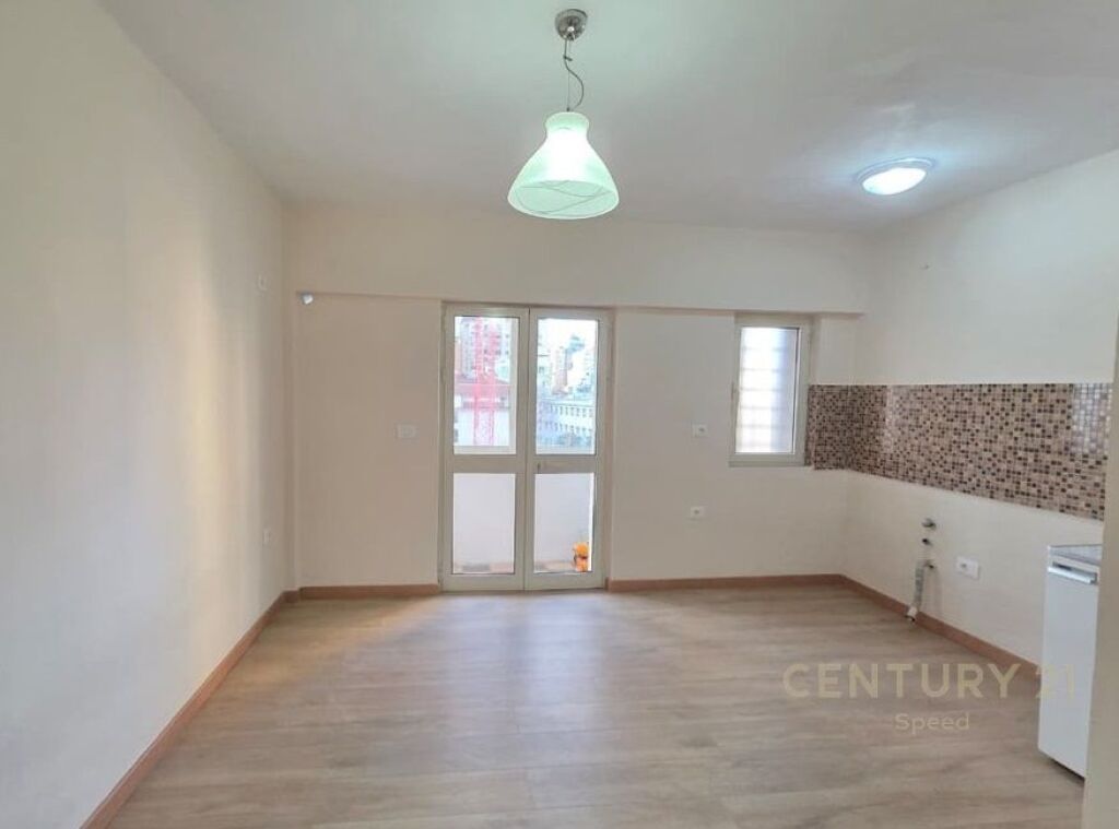 Empty apartment for rent at Pazari i Ri