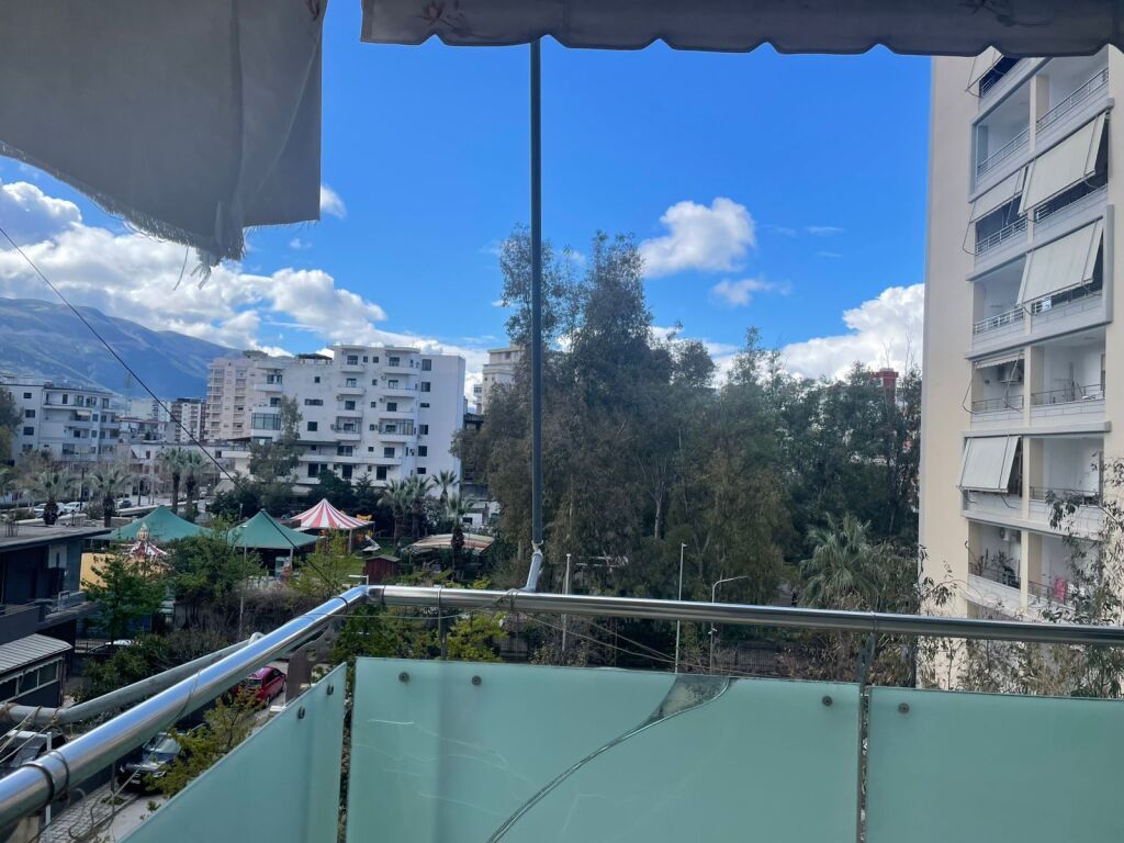 🏡 APARTAMENT 3+1 ME QIRA – PRANË PARKUT AULONA, VLORË