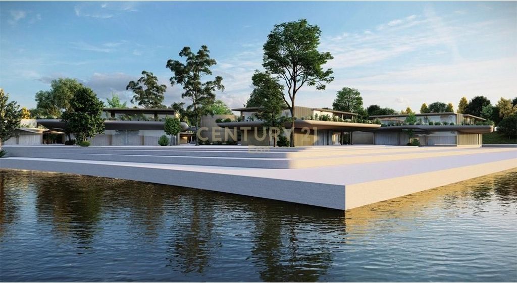 Vilë individuale , e pozicionuar në Zonën 2, me një sipërfaqe totale ndërtimi prej 370.8 m².  Organizimi i brendshëm përfshin:  135 m² kati -1 (kati nëntokë/teknik), i shoqëruar me një atrium prej 27.1 m² 135 m² kati 0 (kati i parë i banimit) 100.8 m² kati i dytë i banimit  Prona plotësohet nga një verandë prej 42.2 m², një oborr i gjelbëruar prej 201.7 m² dhe një parcelë totale prej 363 m².  Kjo vilë ofron një kombinim perfekt të hapësirave funksionale dhe komoditetit modern, e konceptuar për një stil jetese ekskluziv dhe privat.  Porto Lalzi, i vendosur përgjatë brigjeve të Adriatikut dhe i përkëdhelur nga dielli mesdhetar gjatë gjithë vitit, përfaqëson një koncept ekskluziv të jetesës moderne mes detit dhe natyrës. I rrethuar nga pisha madhështore dhe me pamje të hapur drejt detit, ky destinacion ofron privatësi absolute dhe një atmosferë qetësie të rafinuar.  Rezidencat premium, të kombinuara me shërbime elitare si butikë, kafene dhe restorante të zgjedhura, krijojnë një stil jetese të sofistikuar. I ndërtuar mbi parimet e qëndrueshmërisë, me infrastrukturë bashkëkohore dhe hapësira të gjelbra, Porto Lalzi garanton një mikroklimë ideale dhe një eksperiencë jetese të pakrahasueshme.  Me një sipërfaqe prej 228,280 m², projekti përfshin 135 vila dhe 730 apartamente, të konceptuara për privatësi maksimale dhe rehati absolute.