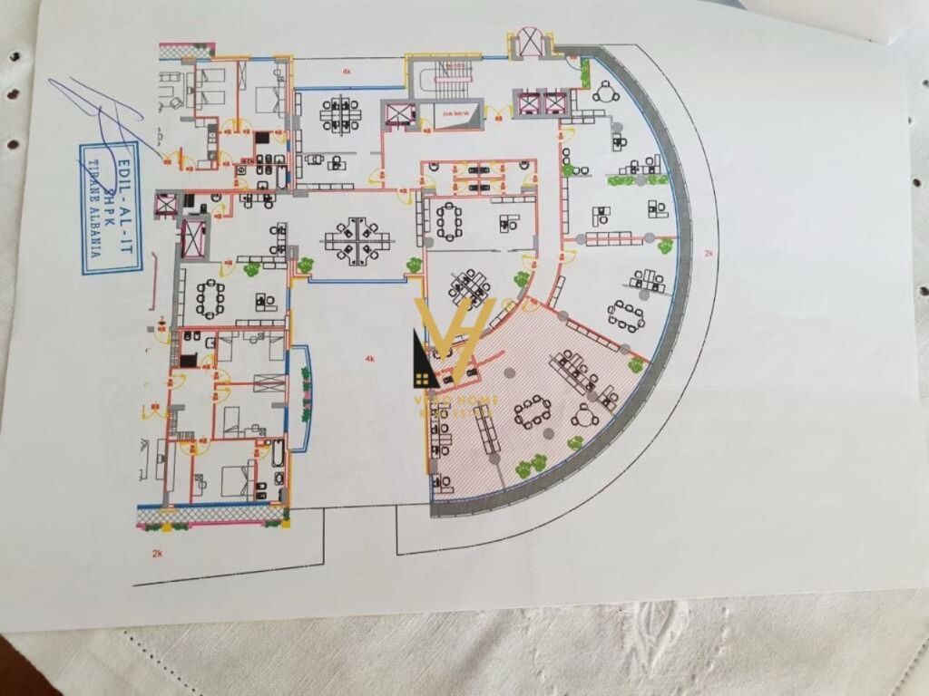 JEPET ZYRE 139 M2 ME QERA TE RRUGA E ELBASANIT 3.800 EURO