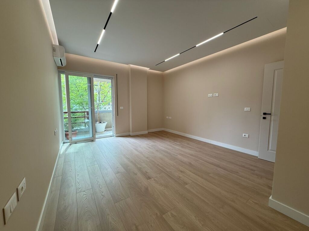 Locale Ufficio in Affitto in Zona Elite – Di Fronte a Coin, Tirana