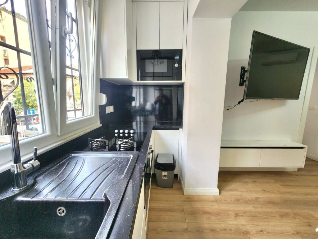 ffittasi Moderno Appartamento 2+1! 🔑 📍 Posizione: Via dei Kosovari (Zona Petro Nini / Lago) 💰 Prezzo: 600 Euro/mese