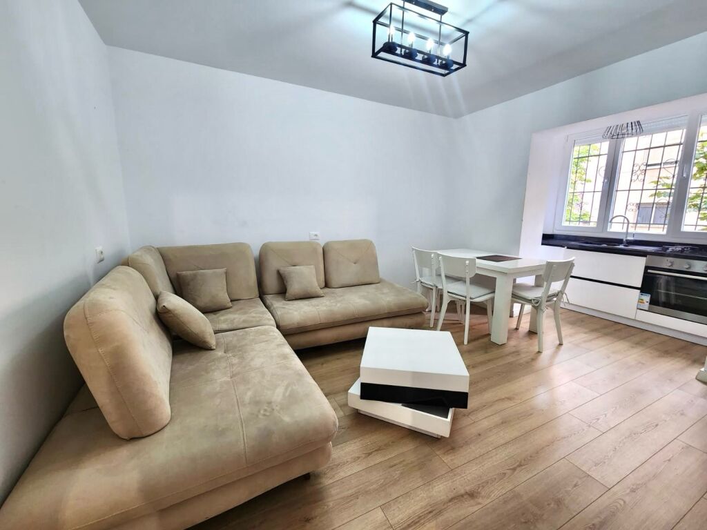 ffittasi Moderno Appartamento 2+1! 🔑 📍 Posizione: Via dei Kosovari (Zona Petro Nini / Lago) 💰 Prezzo: 600 Euro/mese