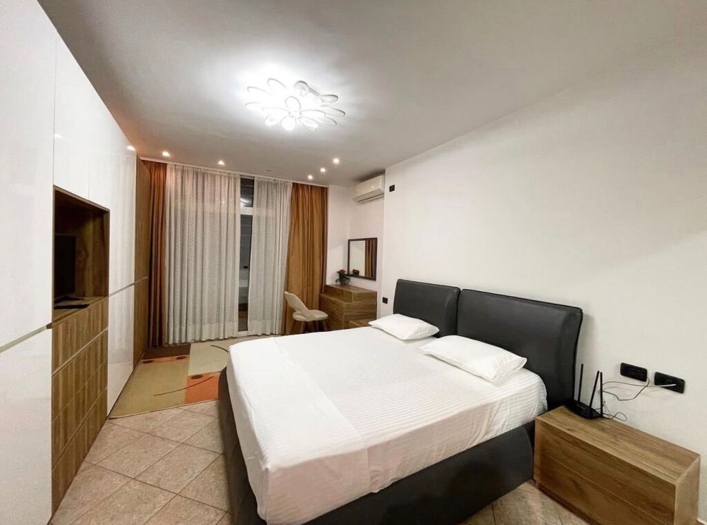 Apartament 3+1+Parking per qira tek Komuna e Parisit.