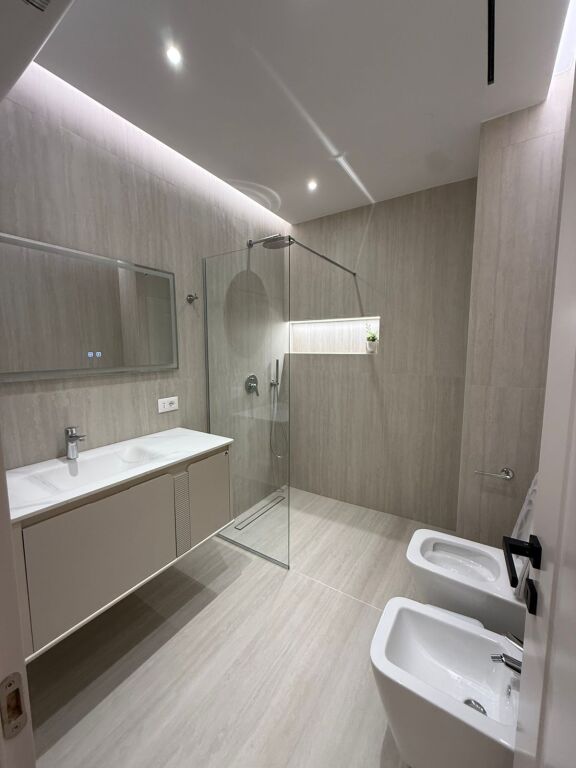 Locale Ufficio in Affitto in Zona Elite – Di Fronte a Coin, Tirana