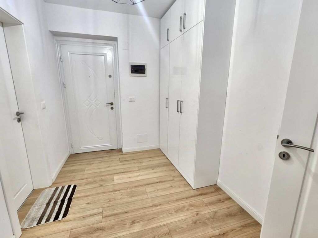 ffittasi Moderno Appartamento 2+1! 🔑 📍 Posizione: Via dei Kosovari (Zona Petro Nini / Lago) 💰 Prezzo: 600 Euro/mese