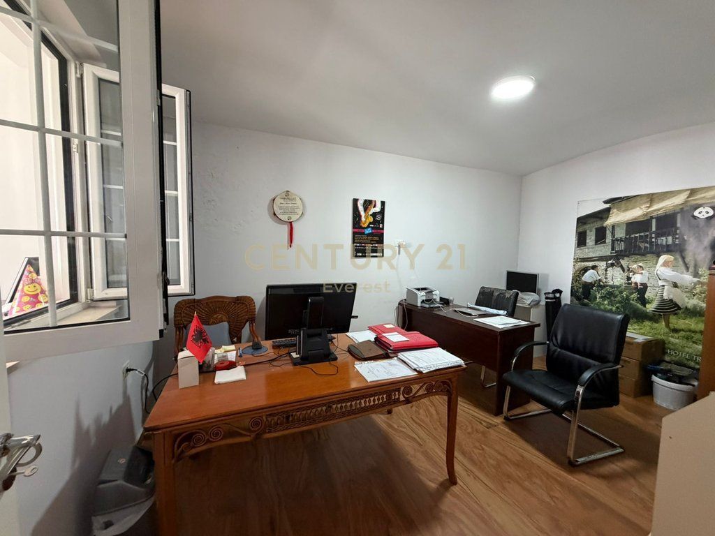 Tek Tregu Cam, Jepet Zyre Me Qira, Me Lokacion Perfekt 1,000 € /Muaj