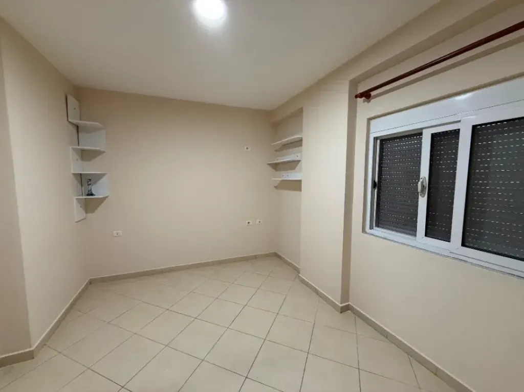 In affitto 2+1 vuoto Nuovo Bazaar Rr. Riza Cerova 500 mila leke